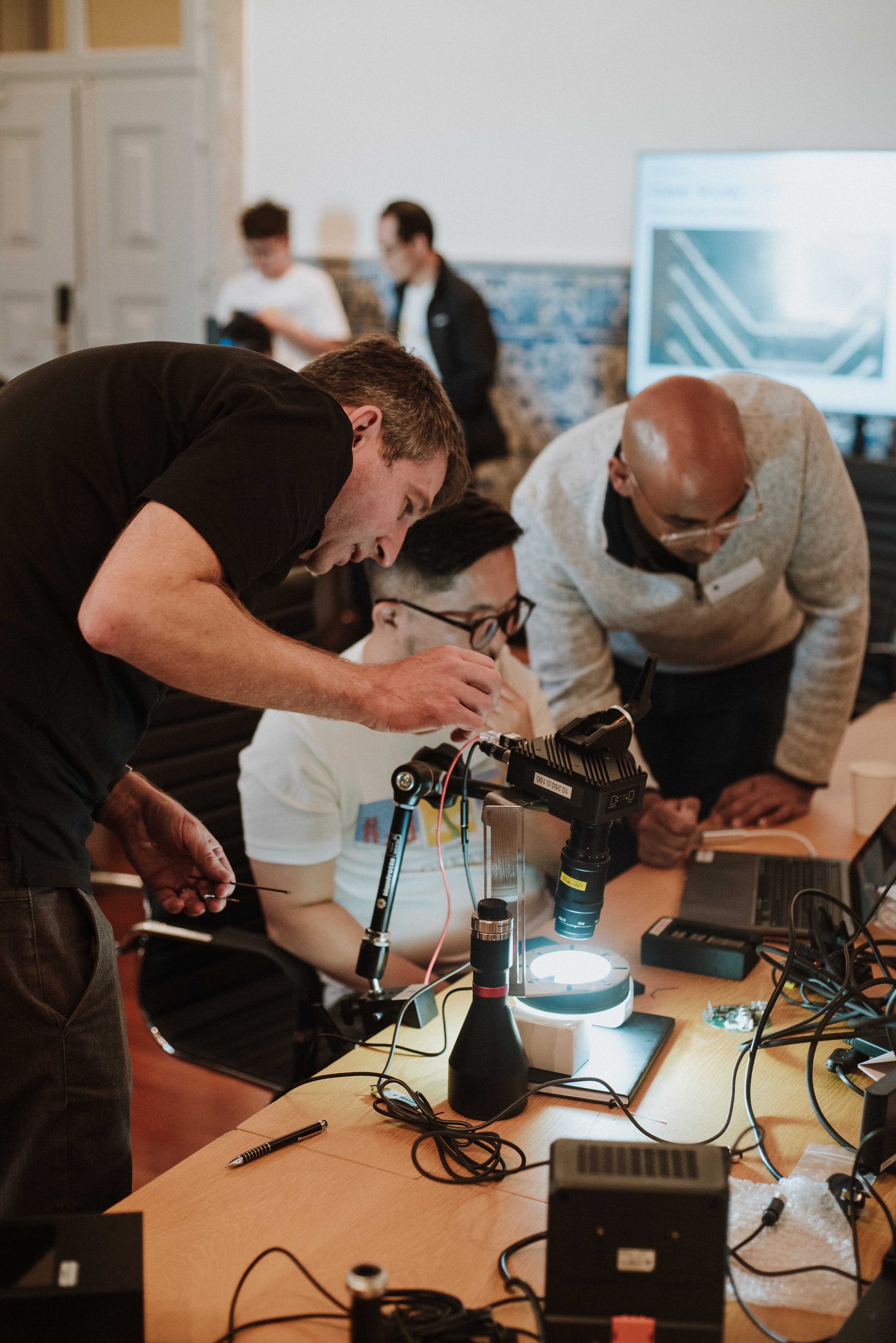 Overview AI team collaboration - engineers and scientists working together on AI-powered quality inspection systems