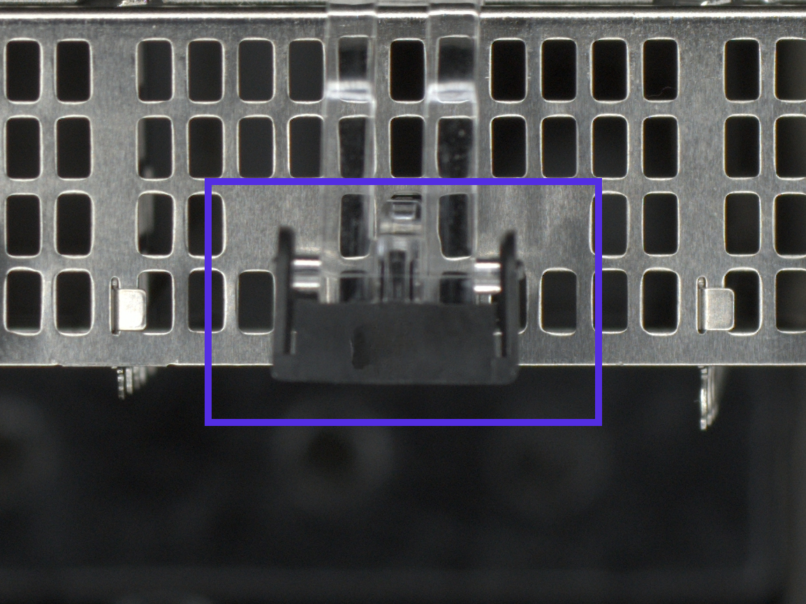 Synthetic dent on a multi-cavity grid connector